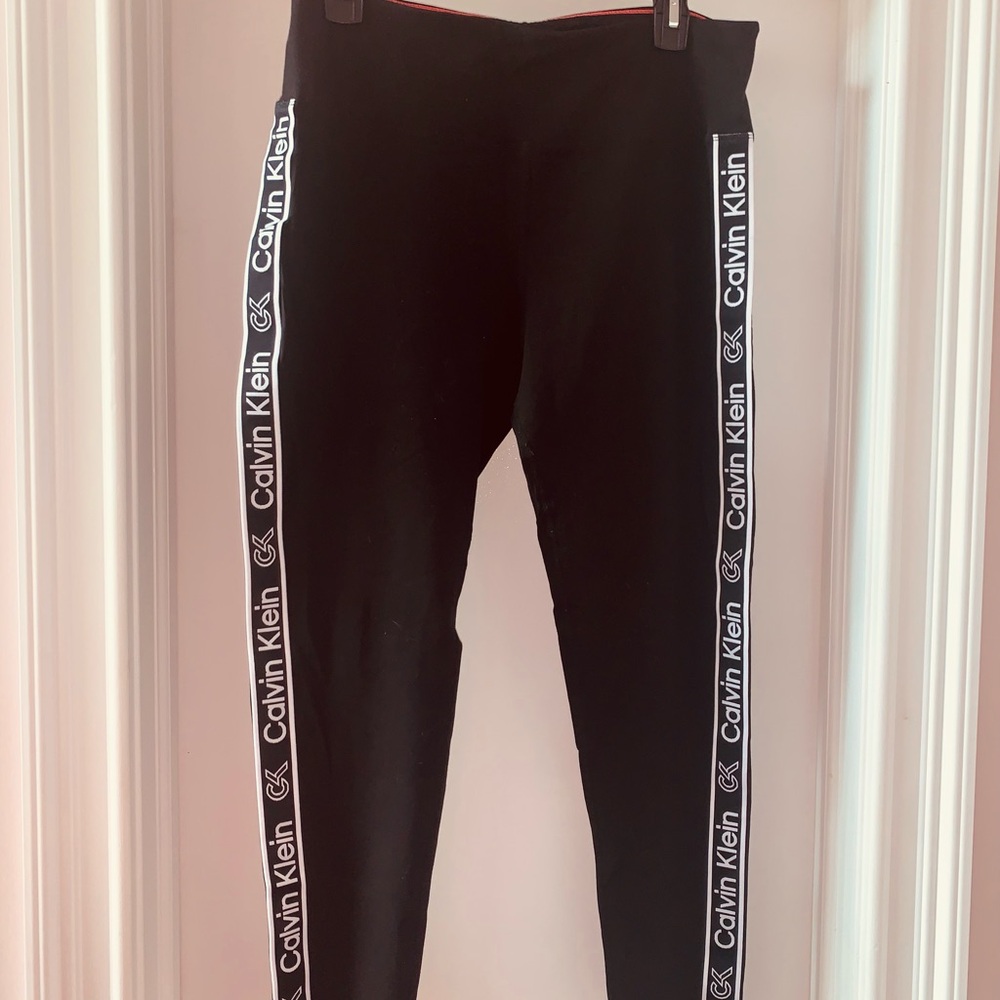 EUC CALVIN KLEIN LOGO ANKLE LEGGINGS W/CALVIN KLEIN WRITTEN DOWN SIDE OF EA LEG!